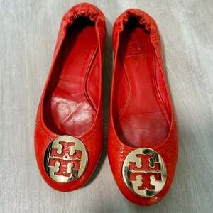Tory Burch Reva Patent Leather Gold Logo Ballet Flats in Orange Size 5-5.5